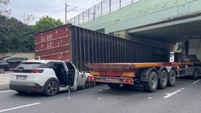 Basketbolcu Bryant Dunston’un kullandığı aracın üzerine tır dorsesi devrildi