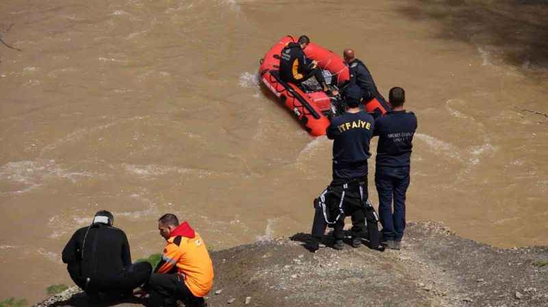 Munzur Çayı’na düşen Azat Demiral, Mehmet Can Demiral ve Baran Aslan Taş’ı arama çalışmaları sürüyor