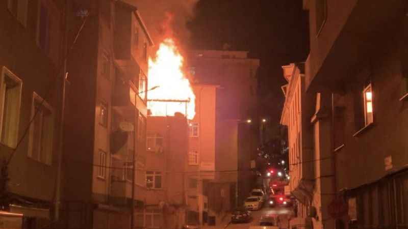Kağıthane’de 3 katlı binanın çatısı alev topuna döndü