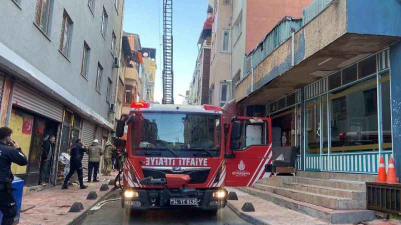 Beyoğlu’nda 4 katlı binanın çatı katı alev alev yandı