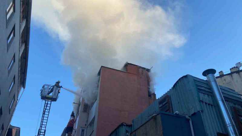 Beyoğlu’nda 4 katlı binanın çatı katı alev alev yandı