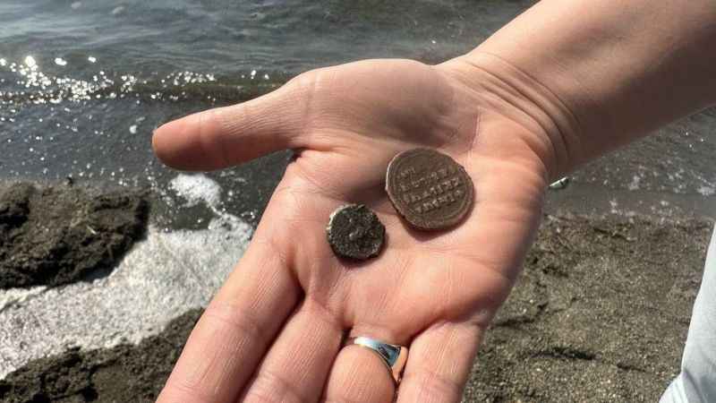 Sahilde dolaşırken 2 bin yıllık sikke buldular