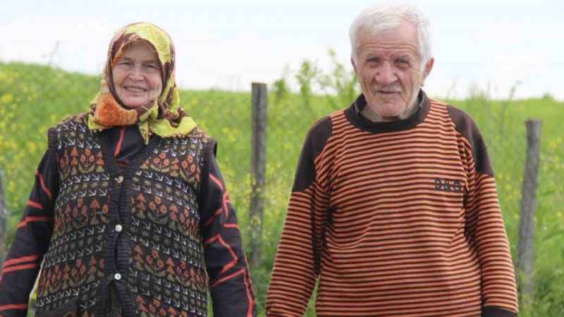 Mevsimlik aşklara inat: Birbirlerinin elini hiç bırakmayan çift