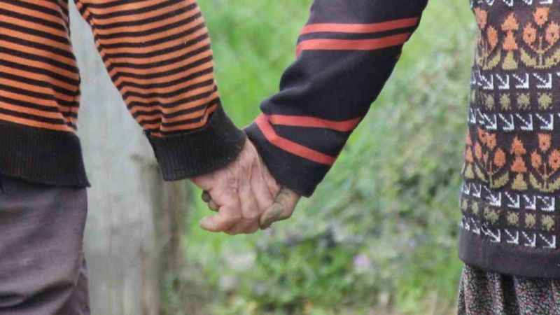 Mevsimlik aşklara inat: Birbirlerinin elini hiç bırakmayan çift