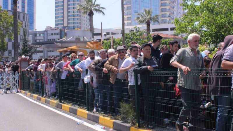 İzmir’de TCG Anadolu kuyruğu