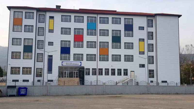 Asansör halatı koptu, öğretmenler yaralandı