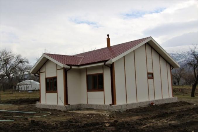 ÇEVRİMTAŞ KÖYÜNDE YAPILAN EVLERDEN İLKİ SAHİBİNE TESLİM EDİLDİ