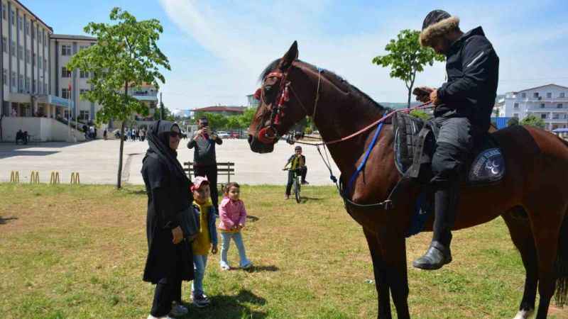 'At Türk'ün kanadıdır' dedi, oy kullanmaya atıyla geldi