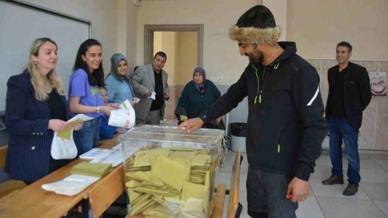 'At Türk'ün kanadıdır' dedi, oy kullanmaya atıyla geldi