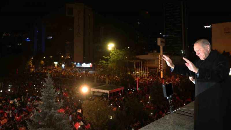 Erdoğan: Demokrasi şölenini alnının akıyla tamamlandı