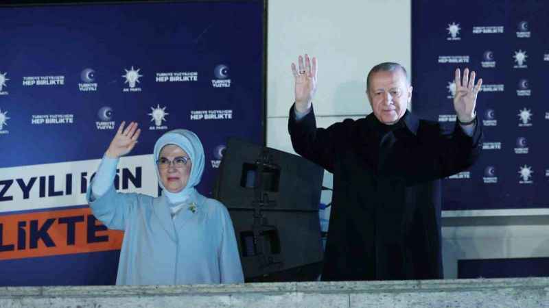 Erdoğan: Demokrasi şölenini alnının akıyla tamamlandı