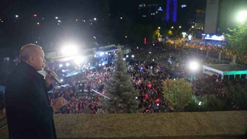 Erdoğan: Demokrasi şölenini alnının akıyla tamamlandı