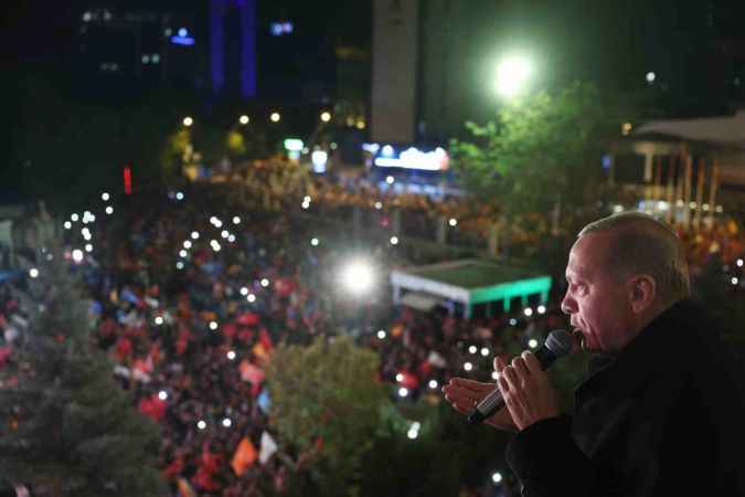 Erdoğan: Demokrasi şölenini alnının akıyla tamamlandı