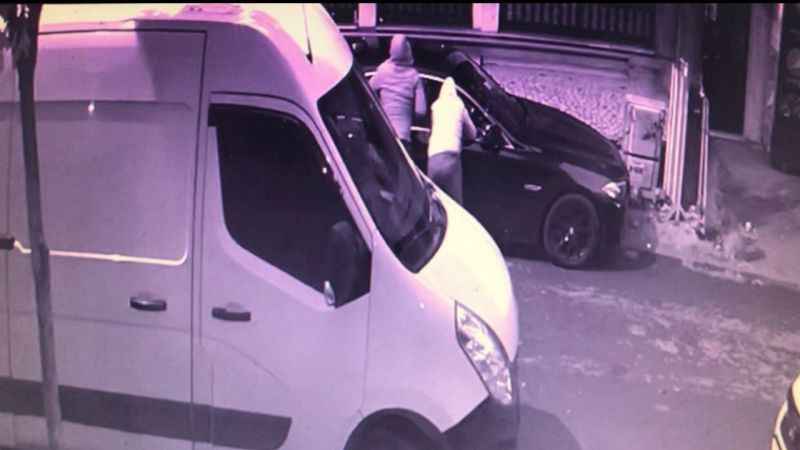 Bayrampaşa'da lüks araçla geldiler, başka bir lüks aracı soyup gittiler