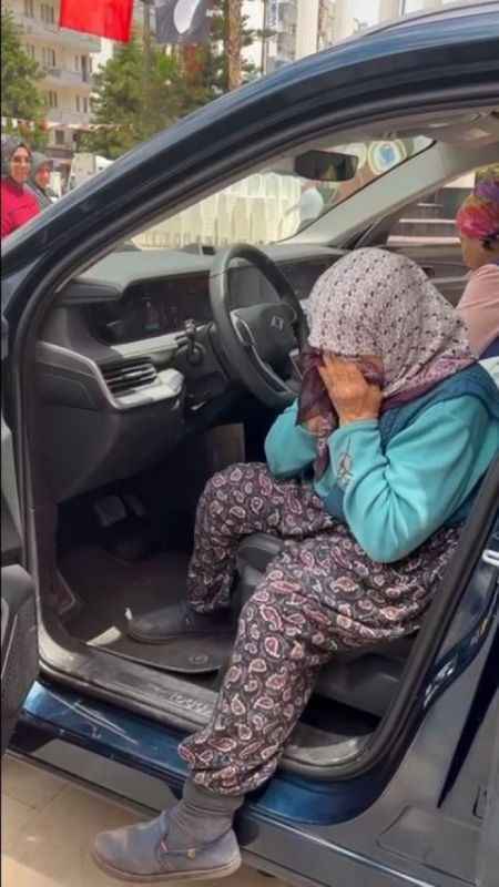 Zülfiye nine TOGG’a binince gözyaşlarını tutamadı