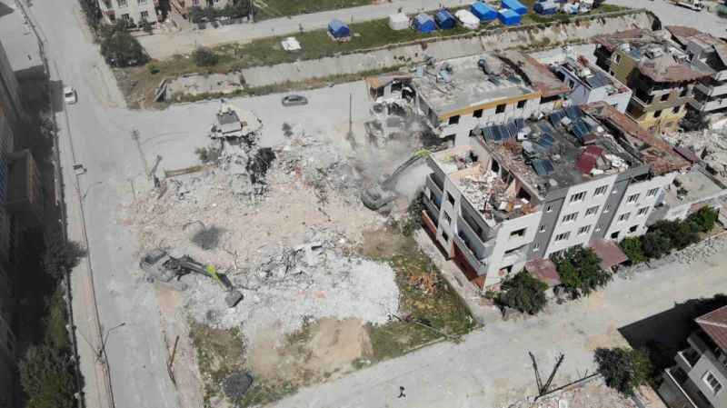 Hatay’da ağır hasarlı binaların yıkımı sürüyor Hatay’da ağır hasarlı binaların yıkımı sürüyor
