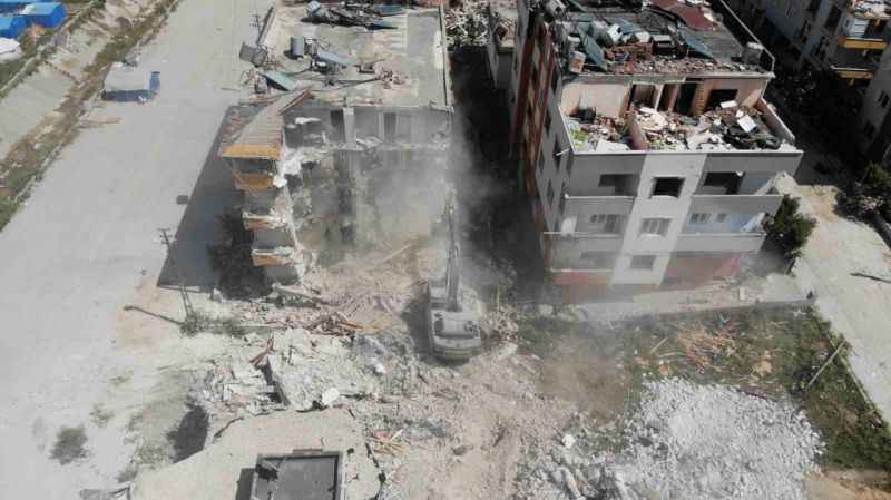 Hatay’da ağır hasarlı binaların yıkımı sürüyor Hatay’da ağır hasarlı binaların yıkımı sürüyor