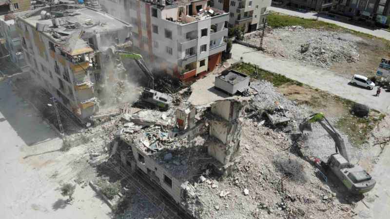 Hatay’da ağır hasarlı binaların yıkımı sürüyor