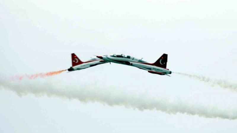 Türk Yıldızları ve SOLOTÜRK'ten nefes kesen gösteri