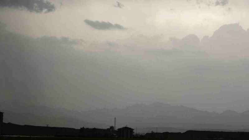 Yüksekova gündüz saatlerinde geceyi yaşadı