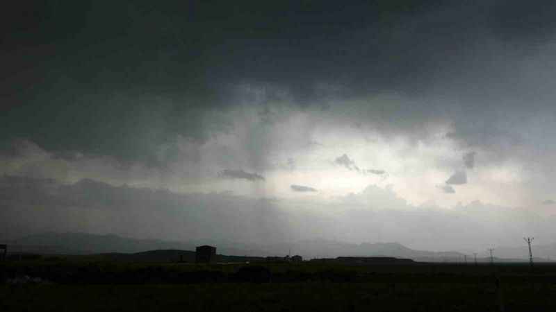 Yüksekova gündüz saatlerinde geceyi yaşadı