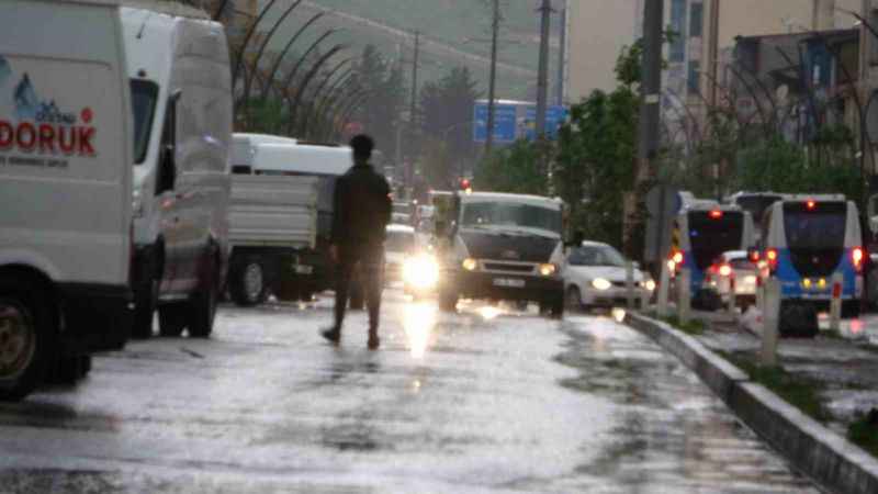 Yüksekova gündüz saatlerinde geceyi yaşadı