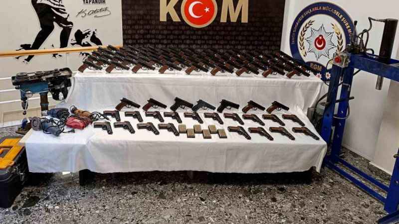 İzmir’de yasa dışı silah ticaretine operasyon