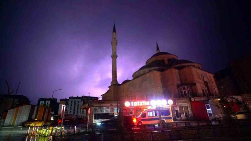 Yüksekova’da şimşekler geceyi gündüze çevirdi