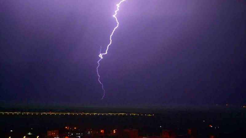 Yüksekova’da şimşekler geceyi gündüze çevirdi