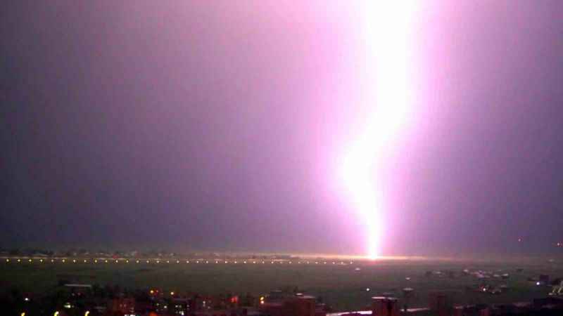 Yüksekova’da şimşekler geceyi gündüze çevirdi