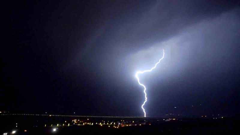 Yüksekova’da şimşekler geceyi gündüze çevirdi