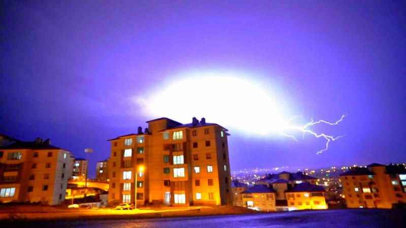 Yüksekova’da şimşekler geceyi gündüze çevirdi