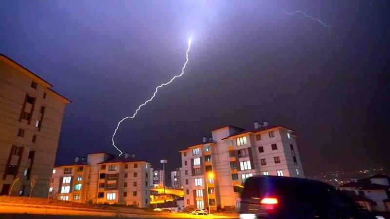 Yüksekova’da şimşekler geceyi gündüze çevirdi