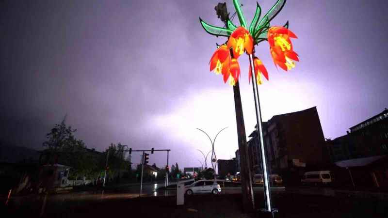 Yüksekova’da şimşekler geceyi gündüze çevirdi