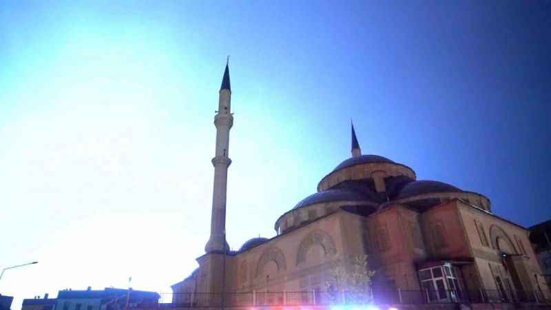 Yüksekova’da şimşekler geceyi gündüze çevirdi