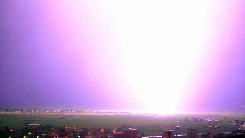 Yüksekova’da şimşekler geceyi gündüze çevirdi