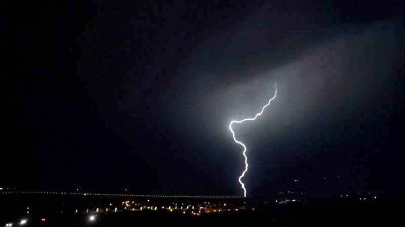 Yüksekova’da şimşekler geceyi gündüze çevirdi