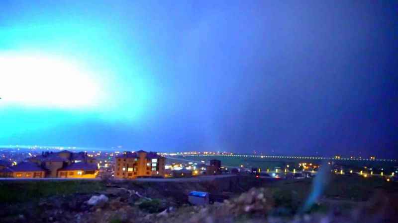 Yüksekova’da şimşekler geceyi gündüze çevirdi