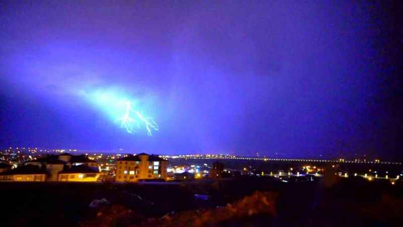 Yüksekova’da şimşekler geceyi gündüze çevirdi