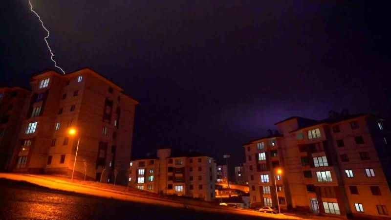 Yüksekova’da şimşekler geceyi gündüze çevirdi