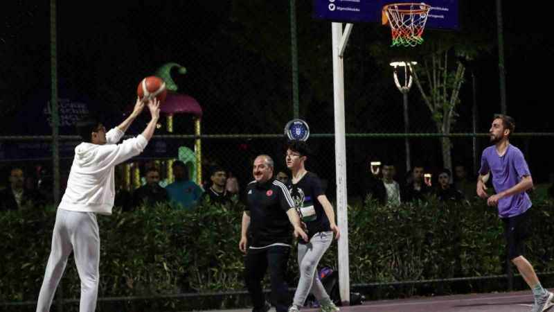 Bakan Varank gece yarısı basketbol maçı yaptı