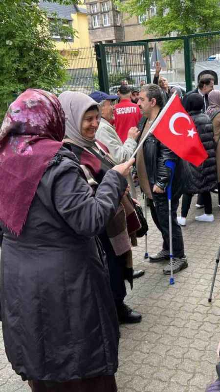 Oy vermek için saatlerce beklediler