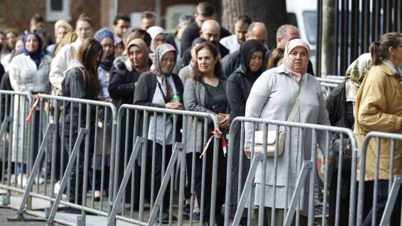 Oy vermek için saatlerce beklediler