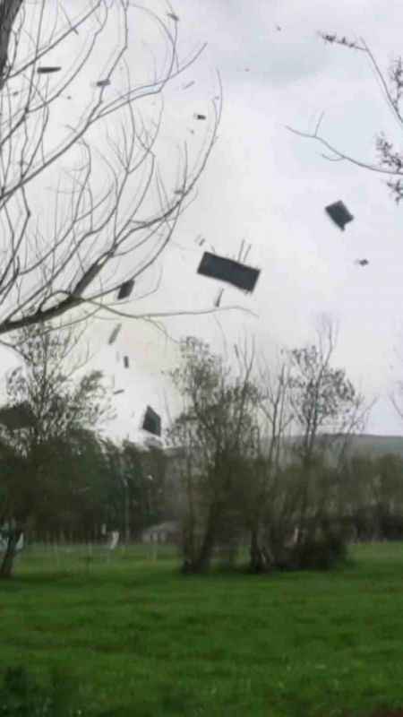 Sivas’ta hortumun çatıları uçurması cep telefonunda