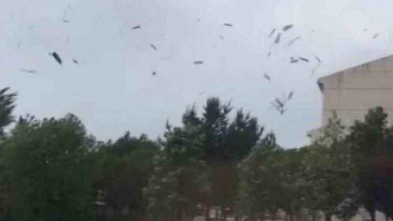 Sivas’ta hortumun çatıları uçurması cep telefonunda