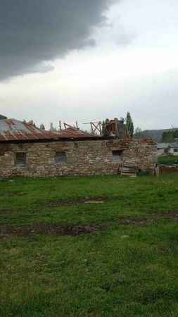 Sivas’ta hortumun çatıları uçurması cep telefonunda