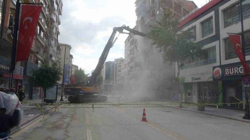 Ağır hasarlı binanın yıkılmasını film gibi izlediler