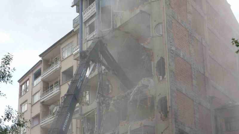 Ağır hasarlı binanın yıkılmasını film gibi izlediler