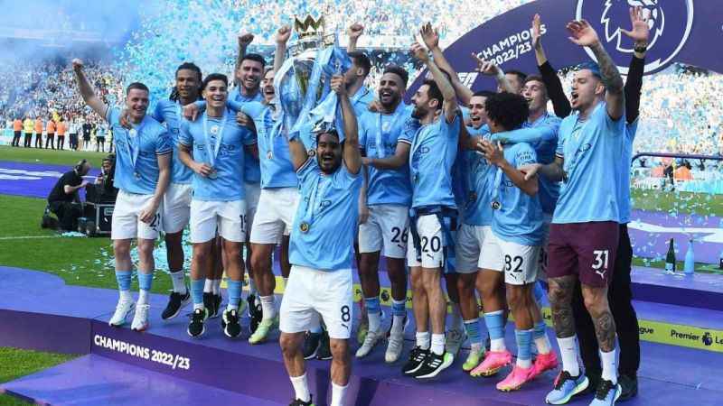 Şampiyon Manchester City kupasını kaldırdı