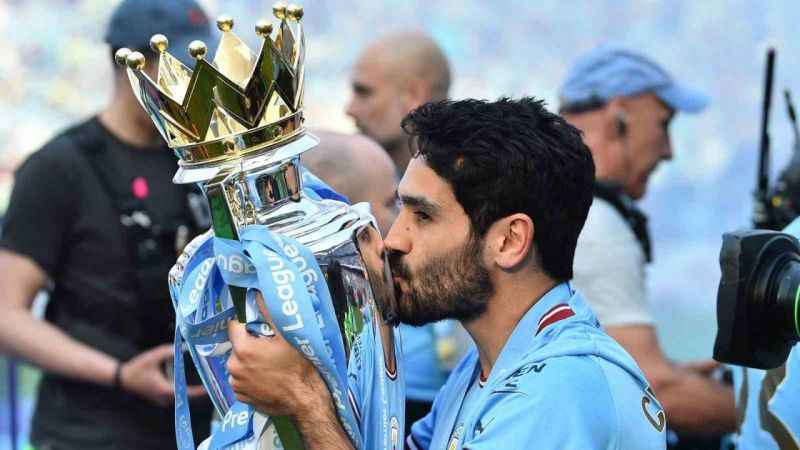 Şampiyon Manchester City kupasını kaldırdı